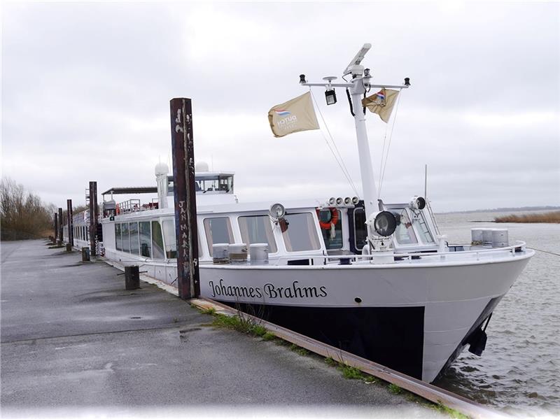 Stadersand gesperrt: Kreuzfahrtschiff kann nicht anlegen – Umweg für Passagiere Musste am Ruthenstrom auf Krautsand festmachen statt in Stadersand: das Flusskreuzfahrtschiff Johannes Brahms. Foto: Umland