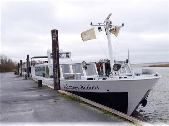 Musste am Ruthenstrom auf Krautsand festmachen statt in Stadersand: das Flusskreuzfahrtschiff Johannes Brahms. Foto: Umland