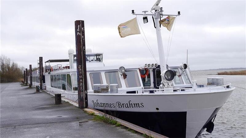 Musste am Ruthenstrom auf Krautsand festmachen statt in Stadersand: das Flusskreuzfahrtschiff Johannes Brahms.