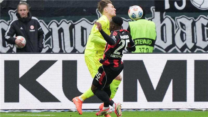 Musste frühzeitig verletzt vom Feld: Frankfurts Arnaud Kalimuendo.