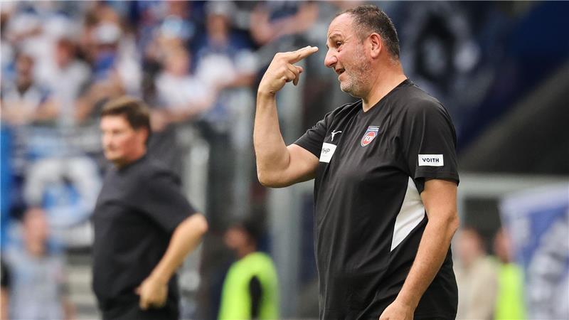 HSV atmet auf: Erster Bundesliga-Sieg seit dem Aufstieg Musste immer wieder korrigieren: Heidenheims Trainer Frank Schmidt.