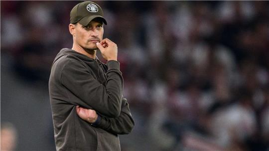 Musste nach der Niederlage in Stuttgart über einiges nachdenken: St. Paulis Trainer Alexander Blessin. (Archiv)