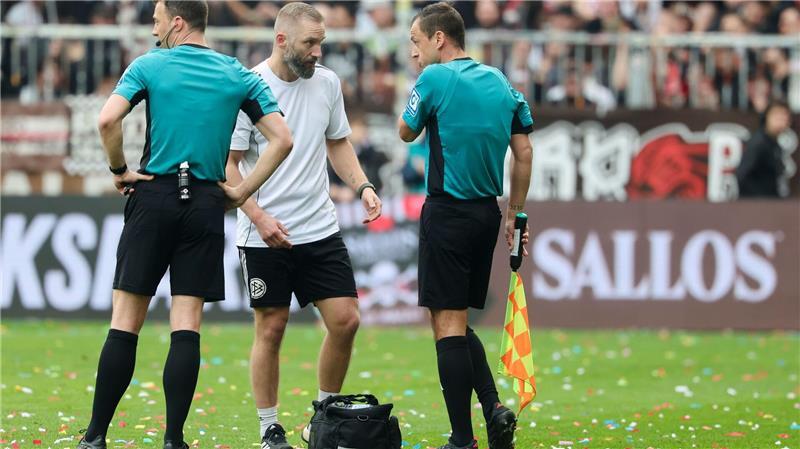 Musste verletzt ausgewechselt werden: Schiedsrichter-Assistent Christian Dietz (r).