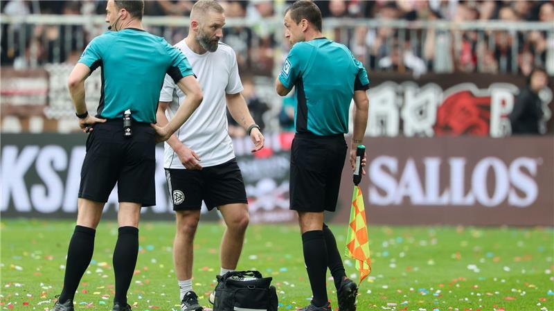 Musste verletzt ausgewechselt werden: Schiedsrichter-Assistent Christian Dietz (r).