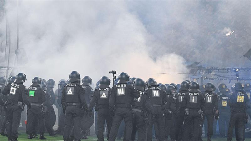 Mussten eingreifen: Polizisten stürmten auch den Mannheimer Block.