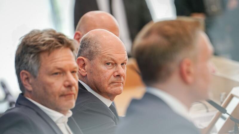Forsa-Umfrage: Ampel-Parteien fallen auf Rekordtief Mussten schon einige Krisen in der Koalition bewältigen: Vize-Kanzler Robert Habeck (l), Kanzler Olaf Scholz (M) und Finanzminister Christian Lindner. (Archivbild)