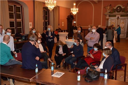 Mussten viel Geduld mitbringen: Die Kandidaten und Interessierten harrten bis nach Mitternacht aus, um im Königsmarcksaal des Stader Rathauses die aktuellen Ergebnisse zu erfahren. Foto: Strüning