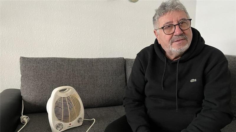 Mustafa Kasapoglu in seiner Wohnung in der Augustastraße in Bremerhaven.