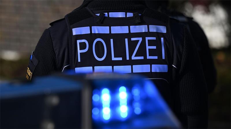 Mutmaßliche Betrüger nehmen einen 89-Jährigen ins Visier. Erst als er weitere 20.000 Euro bei der Bank abheben will, fliegt die Masche auf. (Symbolbild)