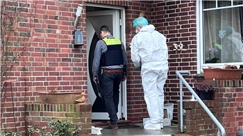 Mutmaßlicher Femizid in Apensen: Ermittler und Spurensicherer betreten den Tatort.