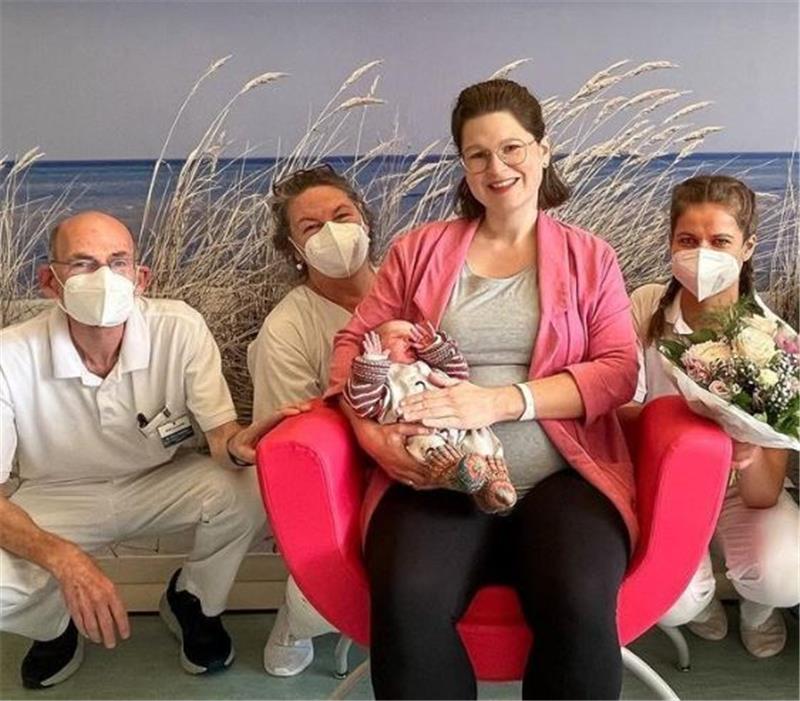 Alea ist das 1000. Baby des Jahres im Elbe Klinikum Stade Mutter Lena mit Tochter Alea sowie Oberarzt Dr. Ulrich Wiethölter (v.l.), Hebamme Carmen Meybohm und Assistenzärztin Isabel Bleckmann. Foto: Elbe Klinikum Stade/Instagram