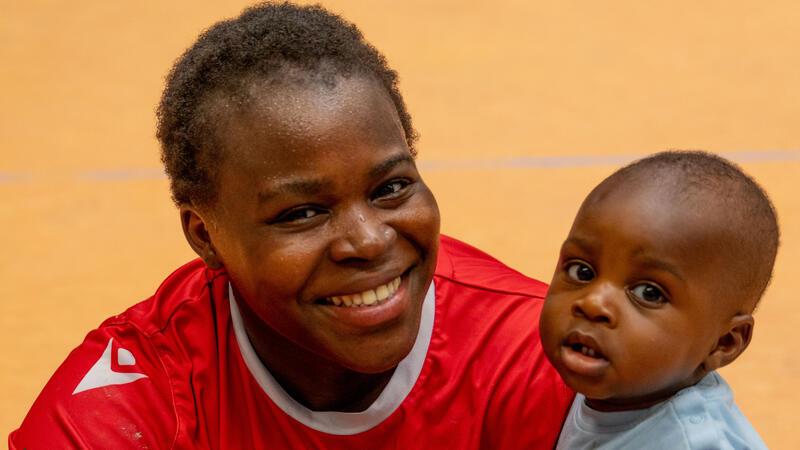 Mutter und Bundesliga-Handballerin: Cassandra Nanfack mit ihrem bald einjährigen Sohn Kaiden.