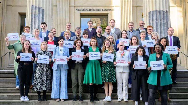 Rot-Grün für mehr Selbstbestimmung bei Schwangerschaften „My body my choice“ steht auf Schildern, die Abgeordnete von Grünen und SPD hochhalten.