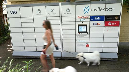 Myflexbox-Automat an einem Düsseldorfer Mietshaus im Juni 2026. 