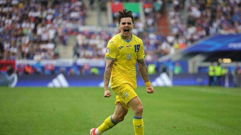 Mykola Schaparenko feiert sein Tor zum 1:1.