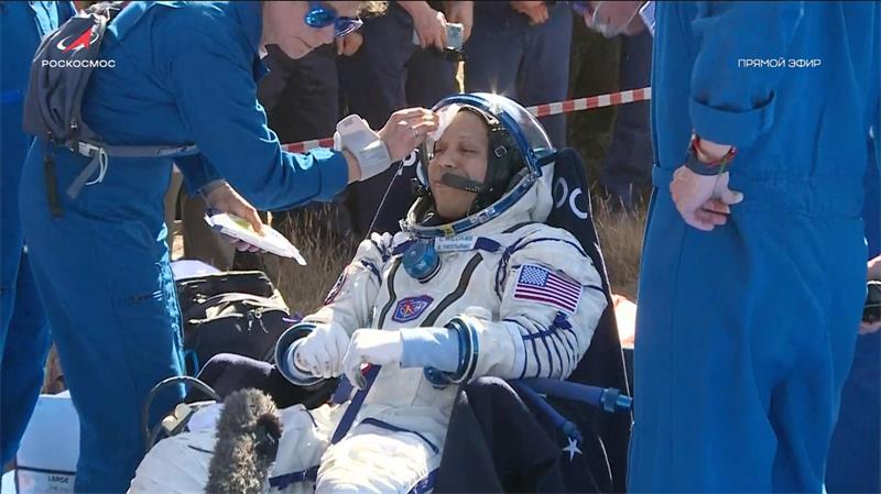 Drei Raumfahrer von der ISS zurückgekehrt NASA-Astronaut Christopher Williams kurz nach der Landung