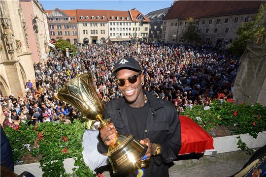 NBA-Basketballspieler Dennis Schröder hat sich ins Goldene Buch der Stadt Braunschweig eingetragen und von tausenden Fans in seiner Heimatstadt feiern lassen.