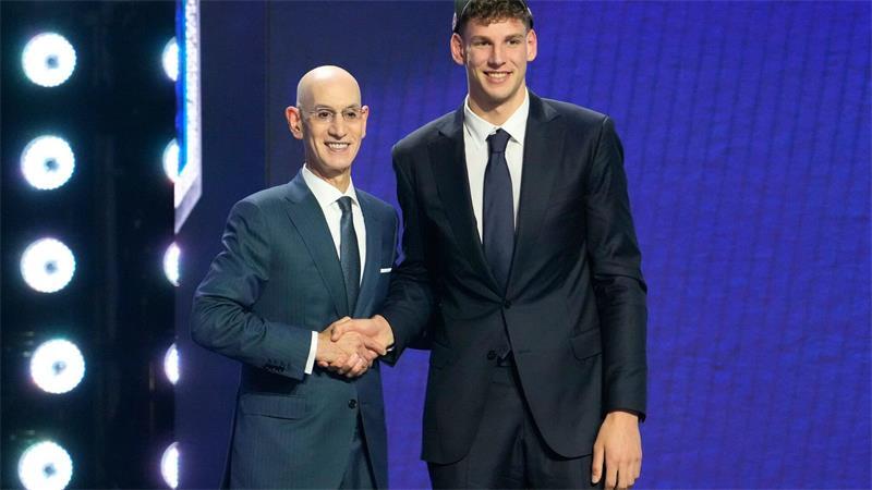 Mit Gruß von Nowitzki: Deutsches Duo für Hornets in die NBA NBA-Commissionar Adam Silver (l) gratuliert Hannes Steinbach.