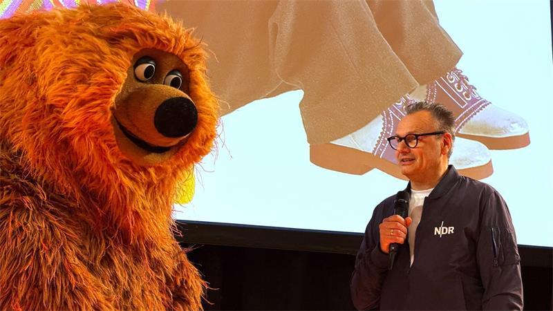 NDR-Intendant Hendrik Lünenborg begrüßte die Kinder gemeinsam mit Figur Samson. 