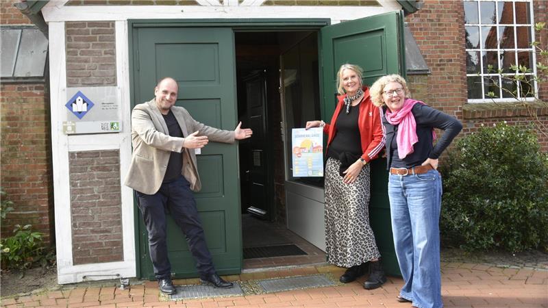 NDR-Kulturredakteur Daniel Kaiser, Undine Rehder vom Kirchenvorstand und Pastorin Anika Röling laden zu den Borsteler Sommerklängen 2026 ein.