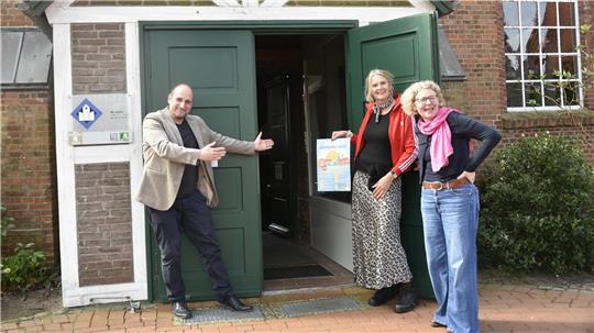 NDR-Kulturredakteur Daniel Kaiser, Undine Rehder vom Kirchenvorstand und Pastorin Anika Röling laden zu den Borsteler Sommerklängen 2026 ein.