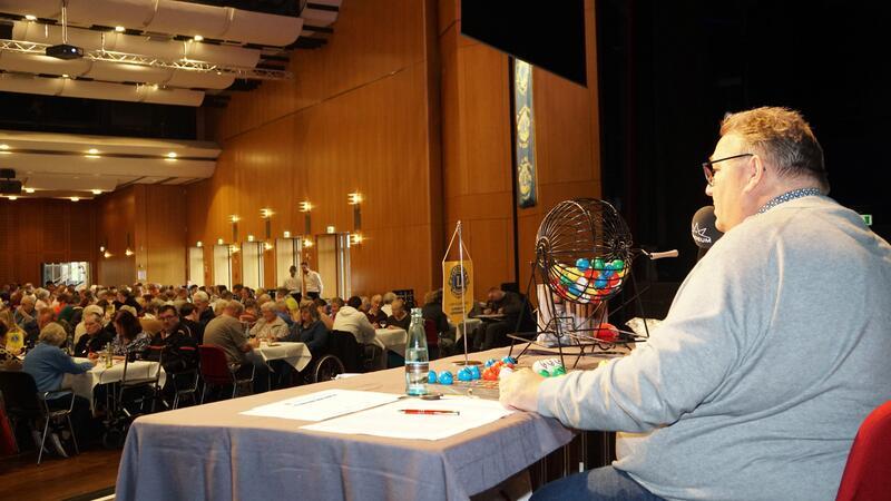 NDR-Moderator Michael Thürnau zog drei Stunden lang die Bingo-Kugeln durch die Lostrommel.