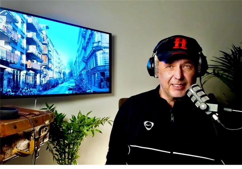 NDR-Moderator Uwe Bahn sendet seine Show „ät Home“ aus seinem Wohnzimmer.