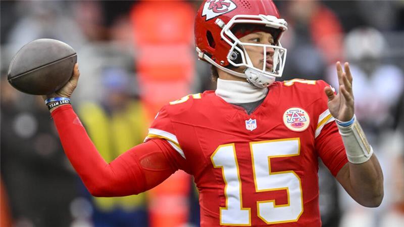 Gastspiele, Fan-Hype und St. Brown: So deutsch ist die NFL ARCHIV - 15.12.2024, USA, Cleveland: American Football: Profiliga NFL, Cleveland Browns - Kansas City Chiefs, Hauptrunde, Hauptrunde-Partien, 15. Spieltag, Kansas City Chiefs Patrick Mahomes in Aktion. (zu dpa: «Wieder gegen die Texans: Mahomes mit besten Erinnerungen») Foto: David Richard/FR25496 AP/dpa +++ dpa-Bildfunk +++