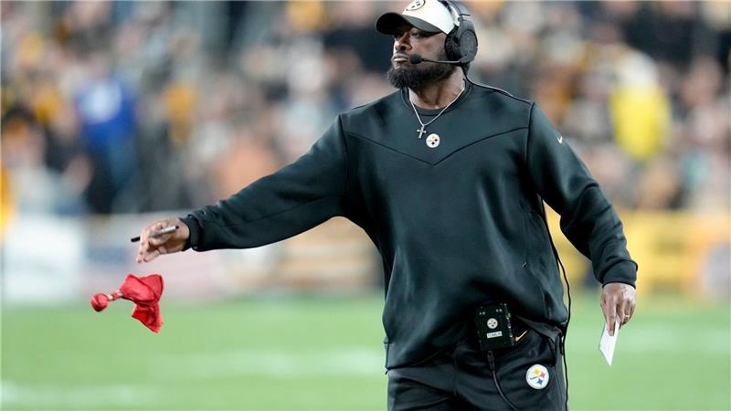 NFL-Trainer Mike Tomlin wirft die rote Challenge-Flagge aufs Feld. (Archivbild)