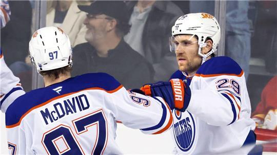 NHL-Superstar feiert Olympia-Premiere: Leon Draisaitl (r). (Archivbild)