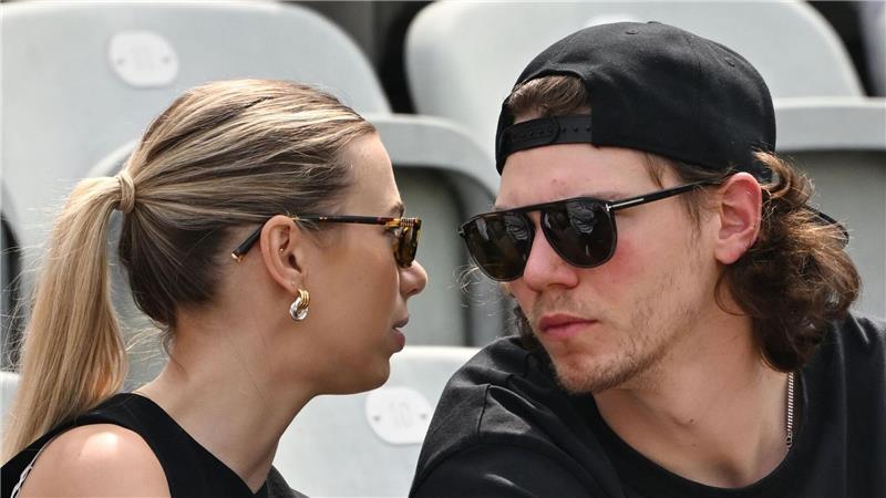 NHL-Star als Zuschauer: Tennis-Talent Engel überrascht NHL-Verteidiger Moritz Seider schaute mit seiner Freundin, der früheren Shorttrackerin Anna Seidel, beim Tennis vorbei.