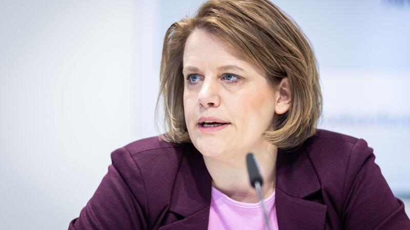 NIedersachsens Kultusministerin Julia Willie spricht auf einer Pressekonferenz.