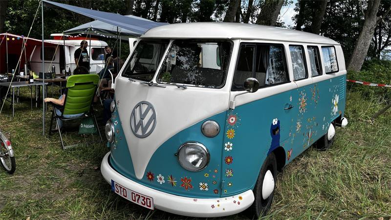 Beach-Life, Party, Oldtimer: Zum Abschied gibt Krautsand alles NIels ist 60 Jahre alt, hat ein bewegtes Leben bei der Bergwacht hinter sich und gehört Sven und Wuddel aus Harsefeld. Sie haben ihn selbst bemalt.