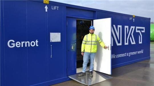 NKT-Baustellenleiter Florian Thon steht in der Tür des Containers mit dem Namen Gernot. In dem Container werden die Muffenverbindungen hergestellt.