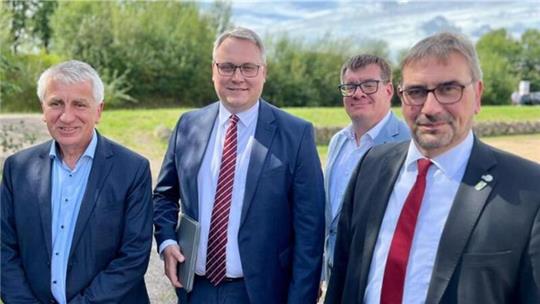 NLT-Hauptgeschäftsführer Hubert Meyer (v.l.), Rotenburgs Landrat Marco Prietz, NLT-Geschäftsführer Joachim Schwind und Frieslands Landrat Sven Ambrosy bezeichnen die Lage der kommunalen Haushalte als dramatisch.