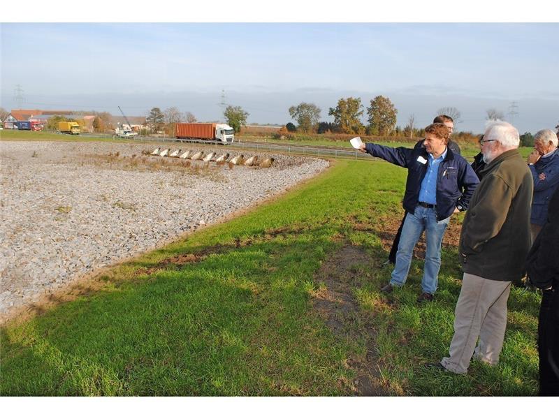 NLWKN-Projektleiter Jan Thure Berndt bei der technischen Abnahme der neuen Deiche und der Hochwasserentlastungsanlage an der Aue/Lühe im Flecken Horneburg. Fotos Vasel