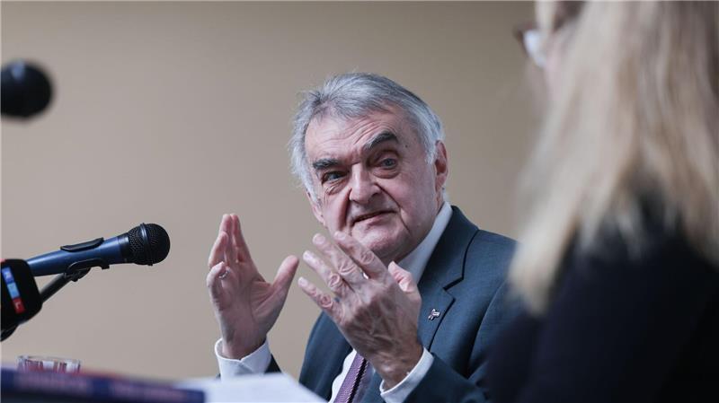 Studie: Weniger Verletzte bei Profifußballspielen 2024/2025 NRW-Innenminister Herbert Reul (CDU) kritisiert die Zahl der Verletzten bei Profifußballspielen.