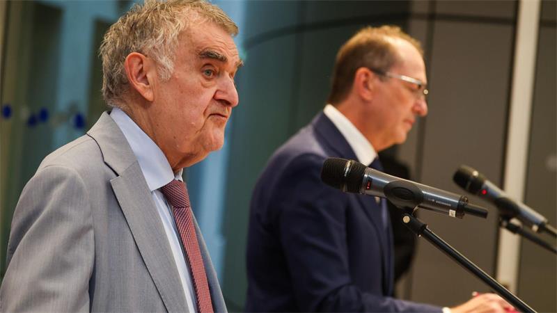 NRW-Innenminister Herbert Reul (CDU, links) trat an der Seite seines Amtskollegen aus Berlin, Bundesinnenminister Alexander Dobrindt (CSU), vor die Presse.