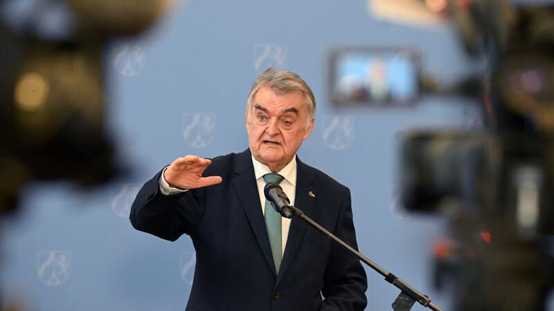 NRW-Innenminister Herbert Reul äußerte sich im April nach der Festnahme der Jugendlichen wegen Terrorverdachts.