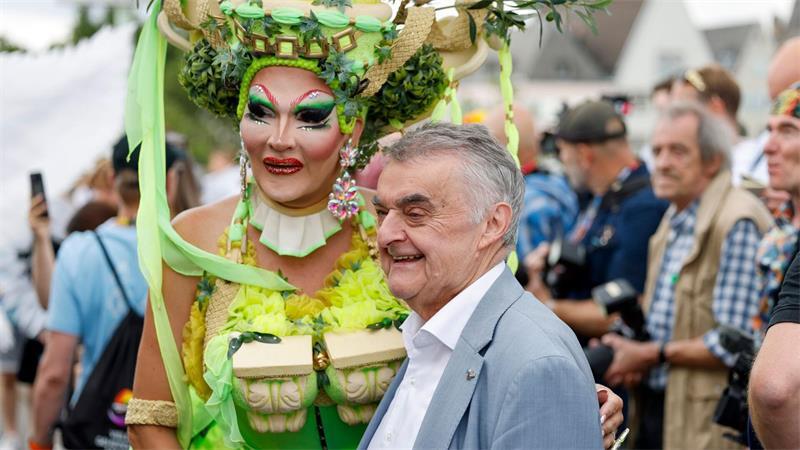 CSD in Köln: Warum „Flirty Flamingo“ auf die Straße geht NRW-Innenminister Herbert Reul ist erstmals beim Kölner CSD mit dabei - um ein Zeichen zu setzen.