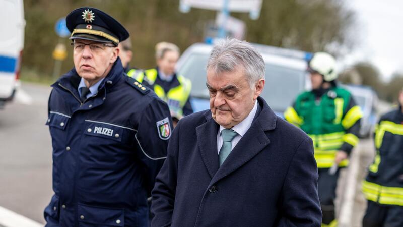 Vier Menschen sterben bei Brand in Seniorenheim NRW-Innenminister Herbert Reul (r.) am Brandort in Bedburg-Hau am Niederrhein.