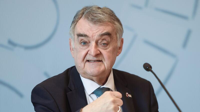 NRW-Innenminister Herbert Reul will keine extremistischen Beamten in der Polizei.