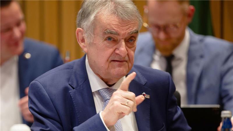 NRW-Innenminister Reul sieht eine Reihe von Fragen zum Sparkassen-Einbruch in Gelsenkirchen.