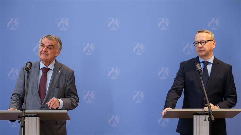 NRW-Justizminister Benjamin Limbach (Grüne) berichtete von geduldiger Detailarbeit, mit der die deutschen Ermittler dem russischen Hacker auf die Schliche gekommen seien.