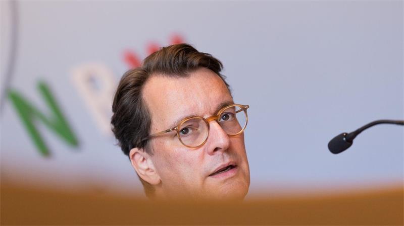 Koalition will mit Reformpaket Wirtschaft aus Krise holen NRW-Ministerpräsident Hendrik Wüst (CDU) findet das Paket gut, hat aber eine kritische Anmerkung.