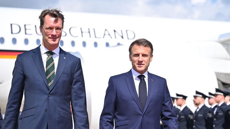 NRW-Ministerpräsident Hendrik Wüst (l) empfängt Emmanuel Macron.