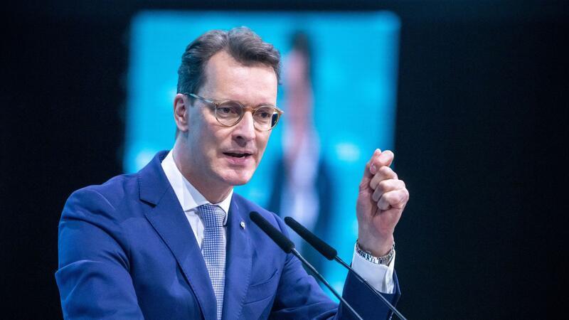 Wüst fordert Pflichtversicherung für Naturkatastrophen NRW-Ministerpräsident Hendrik Wüst plädiert für eine Pflichtversicherung bei Naturkatastrophen.