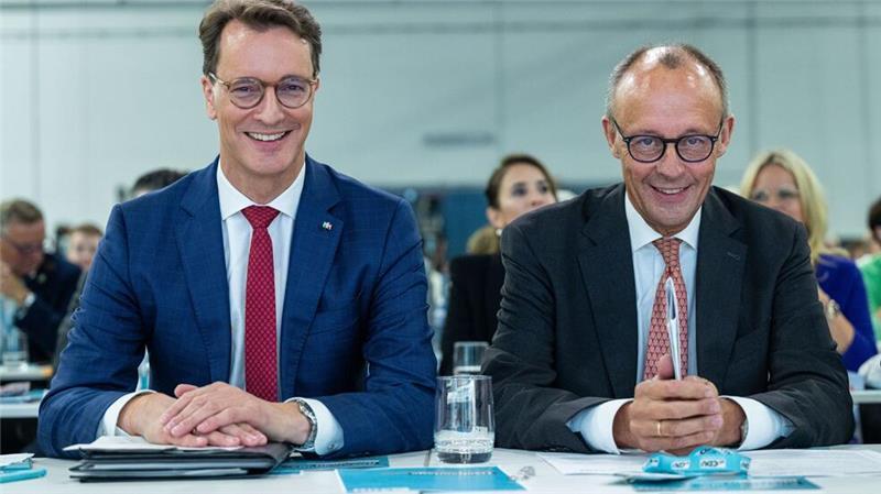 NRW-CDU läutet mit Merz Bundestagswahlkampf ein NRW-Ministerpräsident Hendrik Wüst sagt dem „lieben Friedrich“ Merz die volle Unterstützung seines Landesverbands als Unions-Kanzlerkandidat zu.