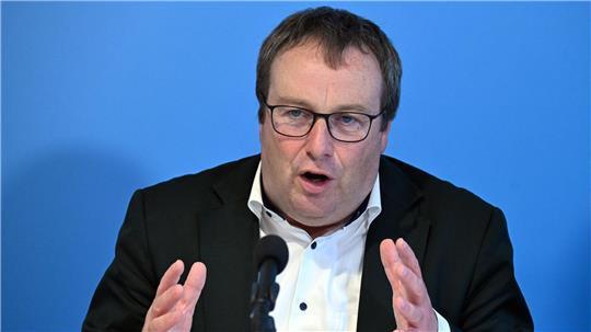 NRW-Verkehrsminister: Zahl der Schlaglöcher wird zunehmen NRW-Verkehrsminister Krischer hat eine Warnung an seinen Amtskollegen im Bund. (Archivbild)