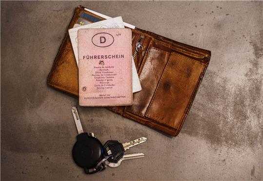 Na, auch schon länger her, dass Sie den Führerschein gemacht haben? Zumindest dann, wenn Sie noch so einen in Rosa oder gar einen in Grau haben. Foto: Arnold/dpa